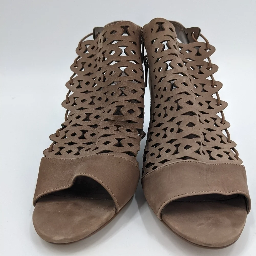 NWT VINCE CAMUTO Emberla Sandals